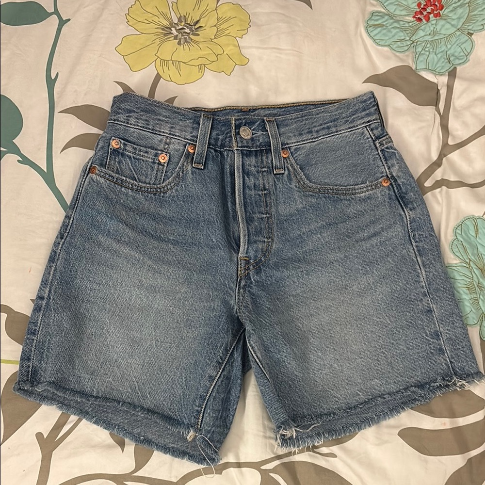 Levi’s 501® ORIGINAL FIT MID-THIGH LIGHTWEIGHT WOMEN'S JEAN SHORTS